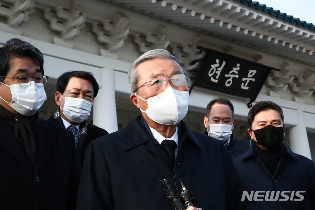 [서울=뉴시스] 전진환 기자 = 국민의힘 김종인 비상대책위원장이 2021년 1월 1일 신축년 새해 첫날 서울 현충원에서 참배를 마친 뒤 취재진의 질문에 답변하고 있다. (공동취재사진) 2021.01.01. photo@newsis.com