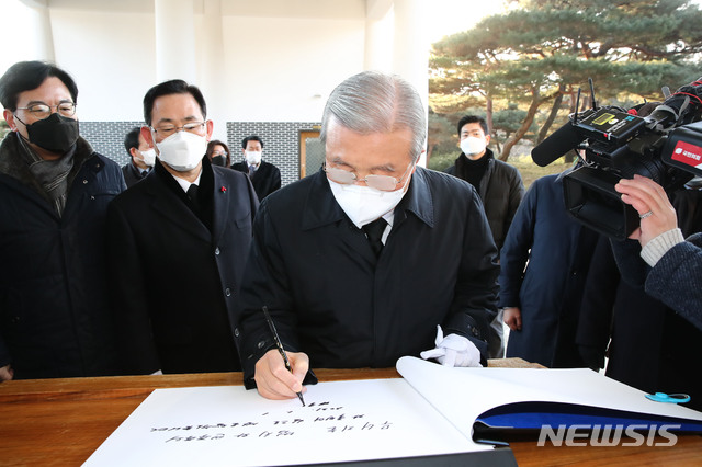[서울=뉴시스] 전진환 기자 = 국민의힘 김종인 비상대책위원장이 2021년 1월 1일 신축년 새해 첫날 서울 현충원에서 참배를 마친 뒤 방명록을 작성하고 있다.&nbsp; (공동취재사진) 2021.01.01. photo@newsis.com