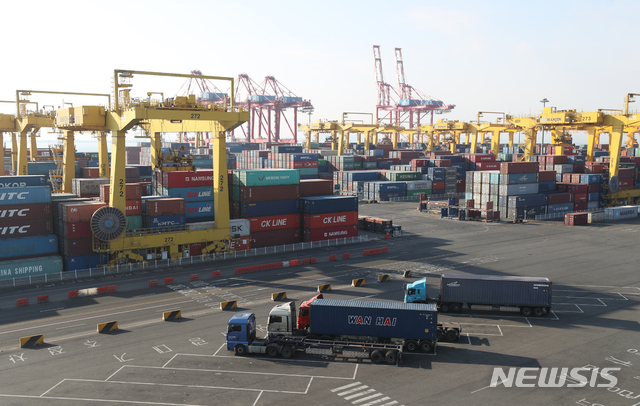 [인천=뉴시스] 이윤청 기자 = 1일 오전 인천 연수구 인천신항한진컨테이너터미널에 컨테이너가 쌓여 있다. 2021.01.01. radiohead@newsis.com