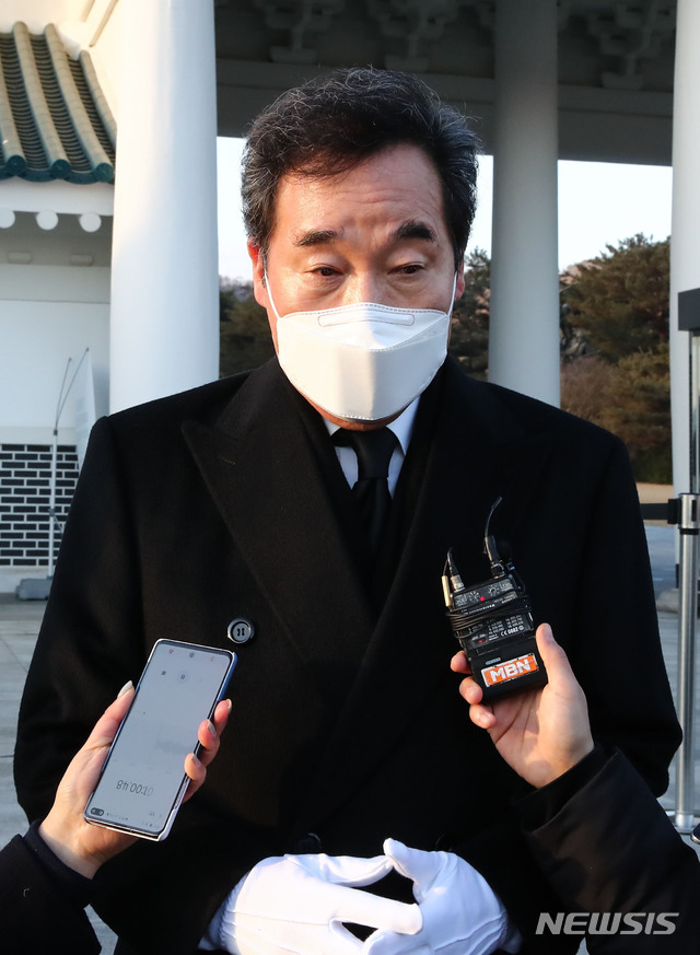 [서울=뉴시스] 전진환 기자 = 더불어민주당 이낙연 대표가 2021년 1월 1일 신축년 새해 첫날 서울 현충원에서 참배를 마친 뒤 취재진의 질문에 답변하고 있다.&nbsp; (공동취재사진) 2021.01.01. photo@newsis.com