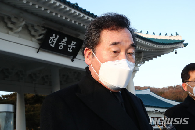 [서울=뉴시스] 전진환 기자 = 더불어민주당 이낙연 대표가 2021년 1월 1일 신축년 새해 첫날 서울 현충원에서 참배를 마친 뒤 취재진의 질문에 답변하고 있다. (공동취재사진) 2021.01.01. photo@newsis.com
