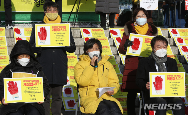 [서울=뉴시스] 전진환 기자 = 정의당 강은미 원내대표가 1일 오전 서울 여의도 국회 본관 앞 단식농성장에서 열린 신년인사회에서 발언하고 있다. (공동취재사진) 2021.01.01. photo@newsis.com