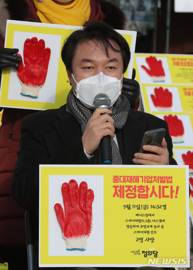 [서울=뉴시스] 전진환 기자 = 정의당 김종철 대표가 1일 오전 서울 여의도 국회 본관 앞 단식농성장에서 열린 신년인사회에서 발언하고 있다. (공동취재사진) 2021.01.01. photo@newsis.com