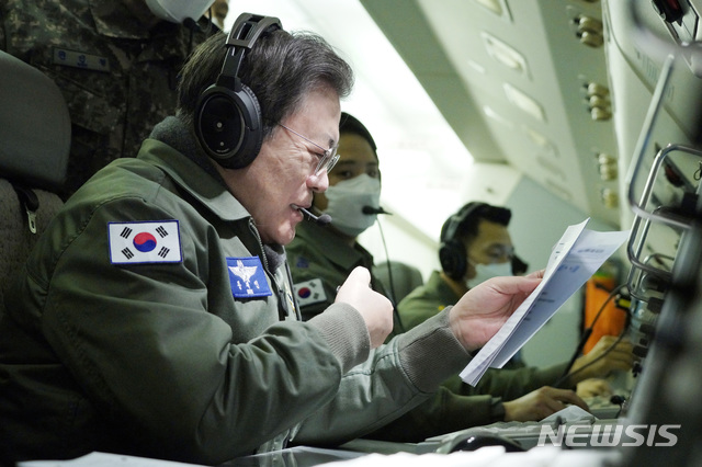 [서울=뉴시스]문재인 대통령이 새해 첫날인 1일 공군 항공통제기 E-737에 탑승해 우리 군의 군사대비태세를 점검하며 지휘비행을 하고 있다. (사진=청와대 제공) 2021.01.01. photo@newsis.com