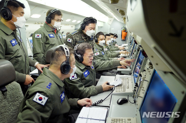 [서울=뉴시스]문재인 대통령이 새해 첫날인 1일 공군 항공통제기 E-737에 탑승해 우리 군의 군사대비태세를 점검하며 지휘비행을 하고 있다. (사진=청와대 제공) 2021.01.01. photo@newsis.com