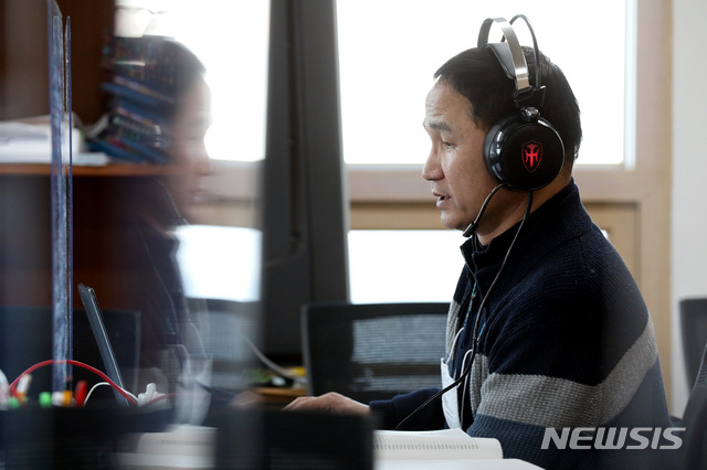 [서울=뉴시스] 상담교사가 지난 1월1일 오후 서울 중구 교육청교육연구정보원에서 2021 대입 정시전형 대비 실시간 화상 특별진학상담을 하고 있다. (사진=뉴시스 DB) 2021.07.14. photo@newsis.com