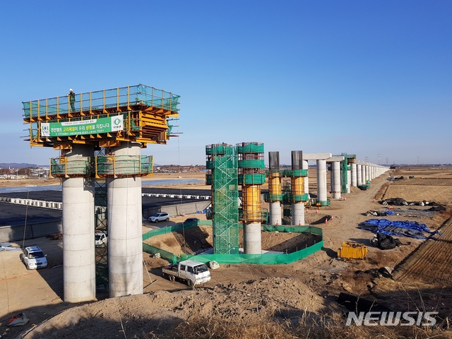 [홍성=뉴시스] 서해선 복선전철 공사 현장 모습. 