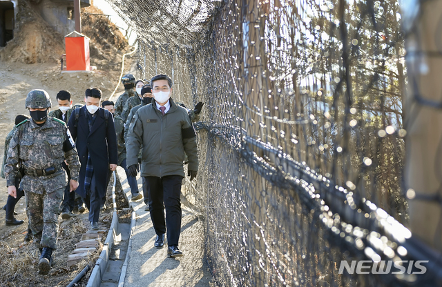 [서울=뉴시스] 서욱 국방부 장관은 2일 동해상에서 작전 중인 세종대왕함과 동부전선 GOP대대를 방문하여 군사대비태세를 점검하고 장병들을 격려했다. (사진/국방부 제공)  photo@newsis.com