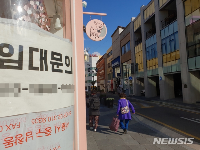 [울산=뉴시스] 박수지 기자 =신종 코로나바이러스 감염증(코로나19) 장기화로 폐업하는 점포가 속출하는 가운데 울산 중구 성남동의 한 상가에 임대 안내문이 붙어 있다. 2021.01.02. parksj@newsis.com 이 사진은 기사 내용과 직접적 관련 없음