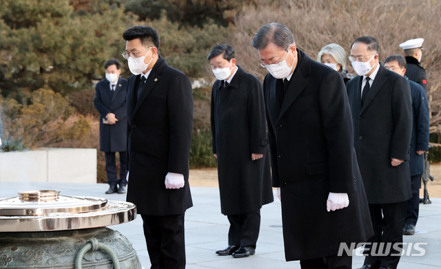 [서울=뉴시스]박영태 기자 = 문재인 대통령이 2일 오전 동작구 국립서울현충원을 찾아 국무위원, 청와대 비서진들과 현충탑에 헌화 분향 후 묵념을 하고 있다. 2021.01.02. since1999@newsis.com