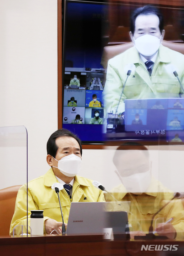 [서울=뉴시스]김명원 기자 = 정세균 국무총리가 2일 오전 서울 종로구 정부서울청사에서 열린 신축년(辛丑年) 새해 첫 '코로나19 중대본 회의'에 참석해 발언하고 있다. (공동취재사진) 2021.01.02. photo@newsis.com