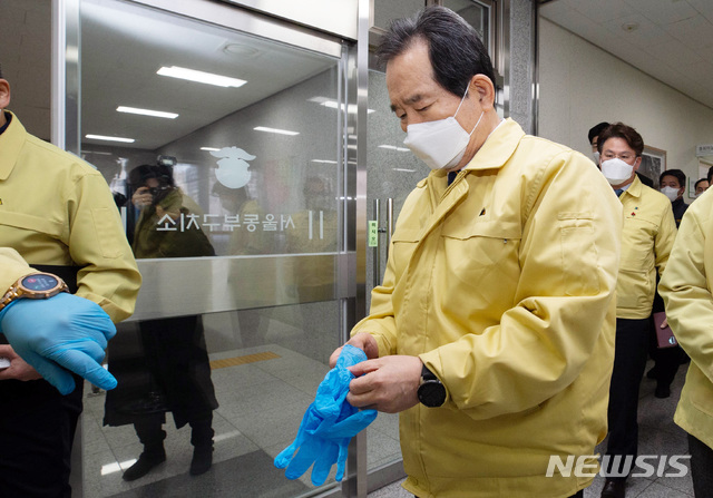 [서울=뉴시스]김명원 기자 = 정세균 국무총리가 2일 오전 서울 송파구 서울동부구치소를 방문해 현장점검을 하기 전 위생장갑을 착용하고 있다. 동부구치소에서는 전날 13명의 확진자가 나와 관련 확진자는 총 946명(전국 958명)으로 늘어났다. (공동취재사진) 2021.01.02. photo@newsis.com