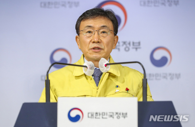 [서울=뉴시스]김명원 기자 = 권덕철 보건복지부 장관이 2일 오전 서울 종로구 정부서울청사 합동브리핑실에서 정례브리핑을 하고 있다. 이날 권덕철 장관은 서민경제의 충격을 고려해 3단계 상향은 하지 않고, 사적 모임과 접촉을 최소화하는 거리 두기 체계를 유지하기로 했다"고 밝혔다.&nbsp; 또, 신종 코로나바이러스 감염증(코로나19) 백신 접종을 "2월부터 시작할 예정"이라고 밝혔다. (사진=보건복지부 제공) 2021.10.02. photo@newsis.com