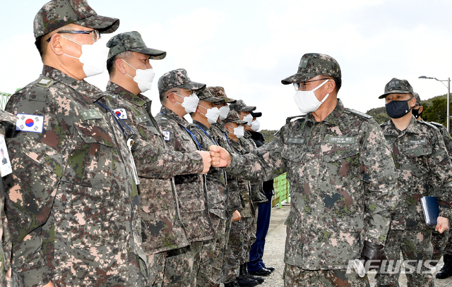 [서울=뉴시스]김명원 기자 = 부석종 해군참모총장이 2일 새해를 맞아 군산 어청도를 방문해 서해 군사대비태세를 점검하고 임무완수에 매진하고 있는 장병들에게 새해 행운을 담은 ‘행운가득 햄버거’를 전달하며 노고를 치하했다. 부석종 해군참모총장이 어청도 근무자들을 격려하며 새해 인사를 나누고 있다. (사진=해군 제공) 2021.01.02. photo@newsis.com