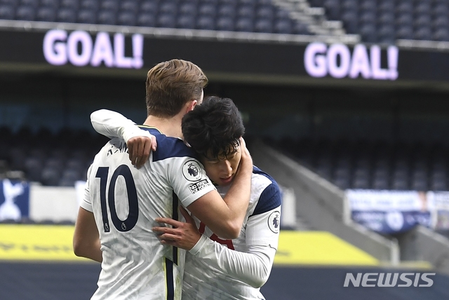 [런던=AP/뉴시스] 손흥민과 해리 케인이 이번 시즌 13번째 골을 합작했다. 2021.01.02. 