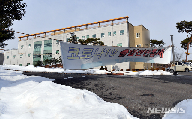 [광주=뉴시스] 류형근 기자 = 3일 오전 광주 광산구 한 요양병원이 신종 코로나바이러스 감염증(코로나19) 확진자 집단발생으로 통제되고 있다. 요양병원에서는 이날 오전 8시기준 종사자 7명, 환자 53명 등 총 60명이 코로나19 확진 판정을 받았다. 2021.01.03.hgryu77@newsis.com