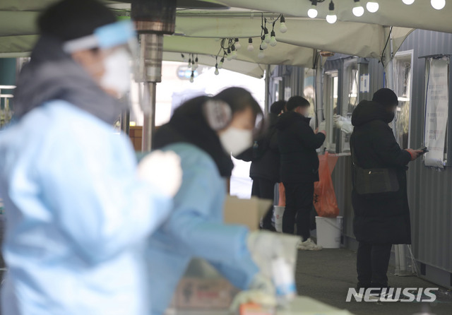 [서울=뉴시스] 박미소 기자 = 0시 기준으로 신종 코로나바이러스 감염증(코로나19) 신규 확진자 수가 23일만에 657명을 기록한 3일 오전 서울 중구 서울역 앞에 마련된 임시선별진료소에 시민들이 진료를 보고 있다. 2021.01.03. misocamera@newsis.com