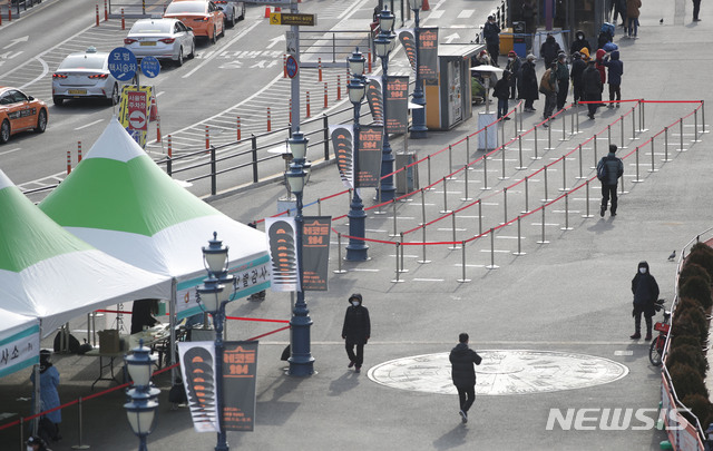 [서울=뉴시스] 박미소 기자 = 0시 기준으로 신종 코로나바이러스 감염증(코로나19) 신규 확진자 수가 23일만에 657명을 기록한 3일 오전 서울 중구 서울역 앞에 마련된 임시선별진료소가 한산하다. 2021.01.03. misocamera@newsis.com