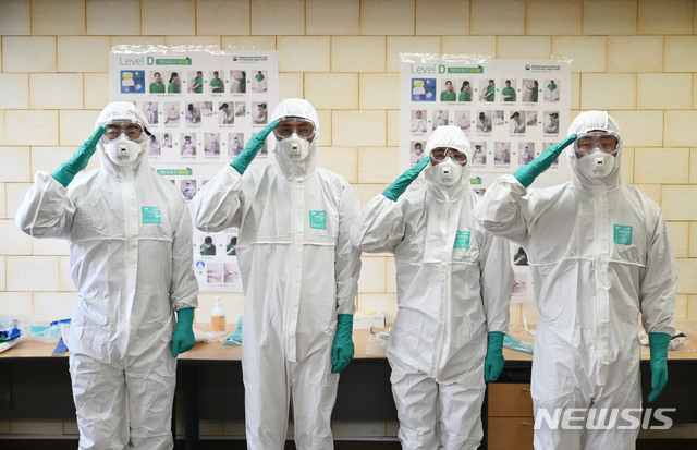 [서울=뉴시스] 고범준 기자 = 3일 간호 면허를 보유한 육군 의무병들이 감염병 전담병원인 국군 대구병원에 투입돼 코로나19 현장에서 활약하고 있다. 왼쪽부터 정재욱 일병, 백경호 상병, 김성택 일병, 임한솔 병장. (사진=육군 제공) 2021.01.03. photo@newsis.com