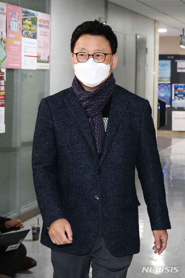 [서울=뉴시스] 최동준 기자 = 더불어민주당 박광온 의원이 3일 오후 서울 여의도 국회 의원회관 이낙연 대표 사무실에서 열린 비공개 최고위원회의에 참석하고 있다. (공동취재사진) 2021.01.03. photo@newsis.com