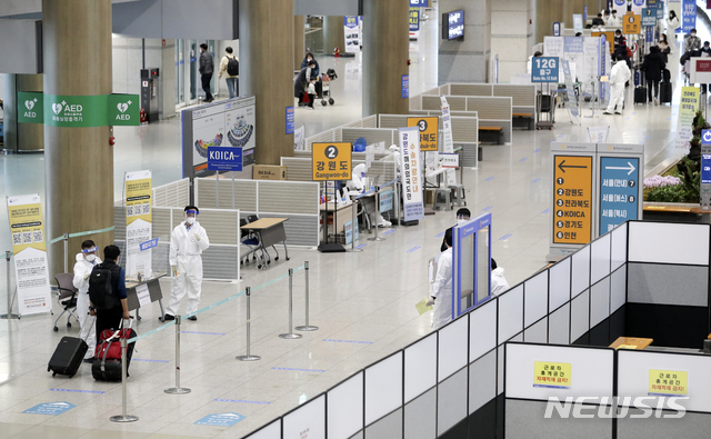 [인천공항=뉴시스]최진석 기자 = 지난 3일 오전 인천국제공항 제1여객터미널 입국장에서 방역복을 입은 관계자들이 입국 안내를 하고 있다. 질병관리청은 최근 영국과 남아프리카공화국에서 신종 코로나바이러스 감염증(코로나19) 변이 바이러스가 발생하자 국내로 입국하는 모든 외국인 입국자를 대상으로 출발일 기준 72시간 안에 발급받은 유전자증폭검사(PCR) 음성확인서 제출을 의무화 하기로 했으며, 공항은 오는 8일부터, 항만은 15일부터 시행된다. 2021.01.03. myjs@newsis.com