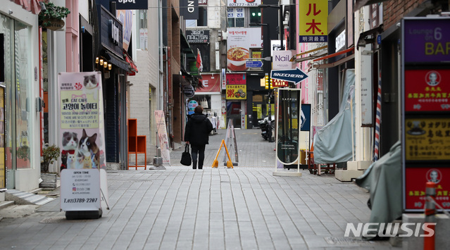 [서울=뉴시스] 이영환 기자 = 수도권의 사회적 거리두기 2.5단계가 17일까지 2주간 연장된 3일 오후 서울 중구 명동거리가 한산한 모습을 보이고 있다. 2021.01.03. 20hwan@newsis.com