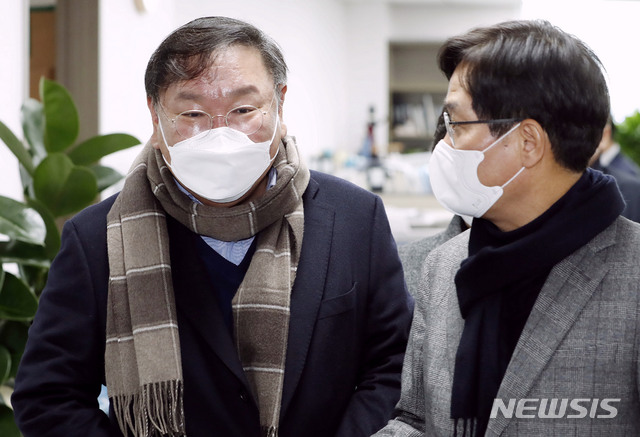 [서울=뉴시스] 최동준 기자 = 더불어민주당 김태년 원내대표, 신동근 의원이 3일 서울 여의도 국회 의원회관 이낙연 대표 사무실에서 비공개 최고위원회의를 마친 후 이동하고 있다. 2021.01.03. photocdj@newsis.com