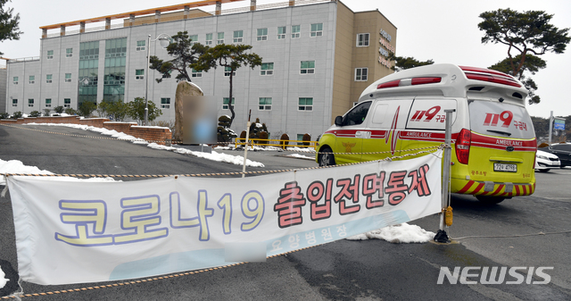 [광주=뉴시스] 류형근 기자 = 3일 오후 광주 광산구 한 요양병원이 신종 코로나바이러스 감염증(코로나19) 집단확진으로 통제되고 있는 가운데 구급차량이 환자를 타 병원으로 옮기기 위해 들어가고 있다. 요양병원에서는 이날 오후 2시기준 종사자 9명, 환자 53명 등 총 62명이 코로나19 확진 판정을 받았다. 2021.01.03. hgryu77@newsis.com