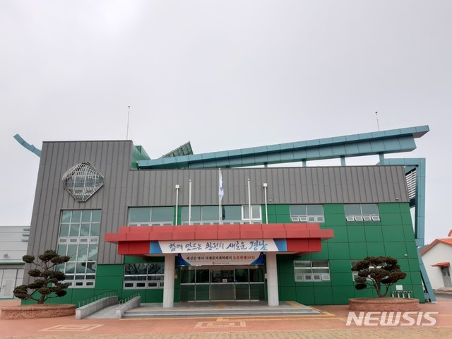 [진주=뉴시스] 경남도농업기술원 지역곤충자원지원센터 전경.