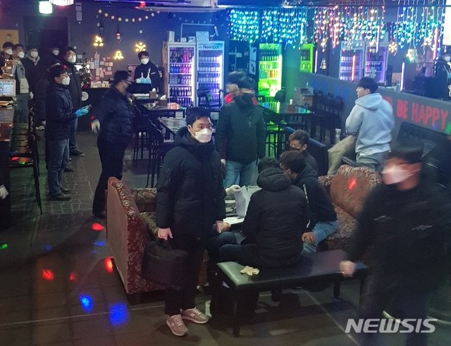 [대구=뉴시스]대구시 코로나19 특별단속반이 중점·일반관리시설에 대한 집합금지와 방역수칙 이행 등의 행정명령 이행여부 점검을 하고 있다.(사진=대구시 제공) 2021.01.04.&nbsp; photo@newsis.com 