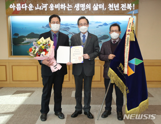 전북도가 2020년도 지역혁신유공 정부포상의 지역공동체활성화 부문 대통령 표창을 수상, 4일 기념 촬영을 하고 있다. 사진은 조지훈 전북 통상진흥원장(왼쪽), 송하진 전북도지사(가운데), 김진권 전북경제통상진흥원 사회적경제지원센터장)