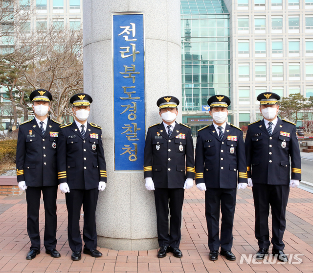 [전주=뉴시스]윤난슬 기자 = 4일 오전 전북경찰청 앞에서 진교훈 전북경찰청장 등 지휘부가 참석한 가운데 현판식이 열리고 있다.2020.01.04.(사진=전북경찰청 제공)  photo@newsis.com