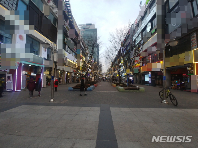 [안양=뉴시스] 안형철 기자 = 4일 오후 경기 안양시 평촌 로데오거리에  인적이 없어 한산한 모습이다 . 2021.1.4. goahc@newsis.com