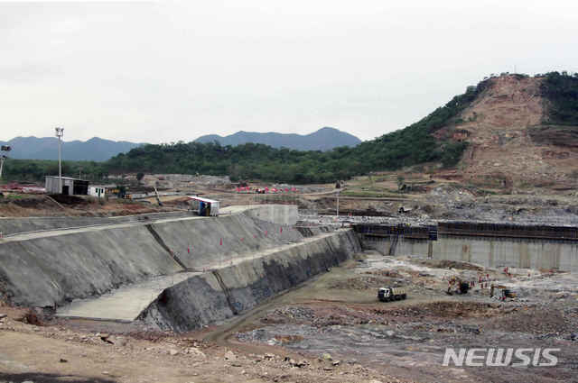 [ 카이로=AP/뉴시스] 지난 2013년 6월8일 촬영한 그랜드 에티오피아 르네상스댐의 공사현장.&nbsp; 이 댐은 블루 나일강 하류의 이집트와 수단이 나일강 물 이용권 침해 문제를 제기하면서 장기간 공사가 중단되고 3국간 협상이 이어져오고 있다.&nbsp; 