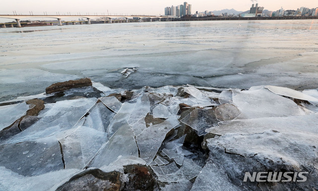 [서울=뉴시스] 홍효식 기자 = 전국 대부분 지역의 기온이 영하권에 머무는 한파가 이어지는 지난 4일 오전 서울 영등포구 여의도 한강이 얼어있다. 2021.01.04. yesphoto@newsis.com