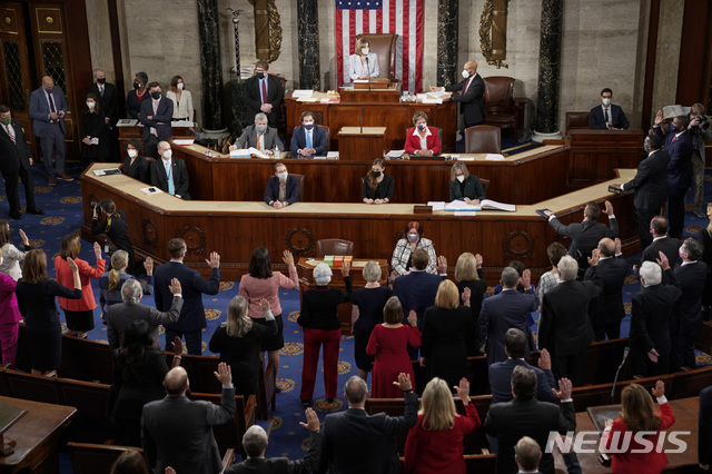 [워싱턴=AP/뉴시스]낸시 펠로시 미 하원의장이 3일(현지시간) 워싱턴 국회의사당에서 개원한 제117대 의회에서 의장에 재선돼 취임 선서를 하고 있다. 4번째 하원의장을 맡게 된 펠로시 의장은 대통령 유고 시 부통령에 이어 권한 승계 서열 2위이며 임기는 2년이다. 2021.01.04.