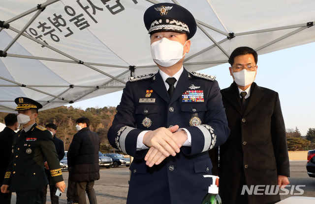 [서울=뉴시스] 이영환 기자 = 원인철 합참의장이 4일 오전 서울 동작구 국립서울현충원을 찾아 현충탑 참배 전 손 소독을 하고 있다. 2021.01.04. 20hwan@newsis.com