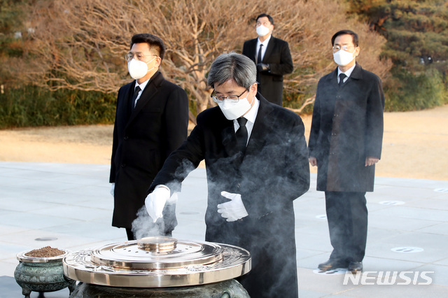 [서울=뉴시스] 김병문 기자 =김명수 대법원장이 지난 4일 오전 서울 동작구 국립서울현충원을 찾아 현충탑에 분향하고 있다. 2021.01.04. dadazon@newsis.com