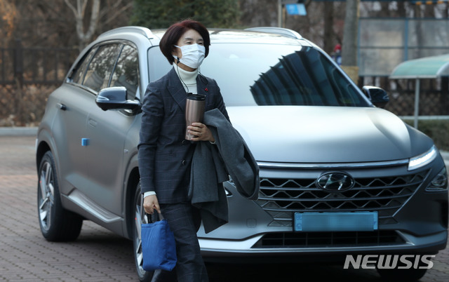 [서울=뉴시스] 홍효식 기자 = 한정애 환경부 장관이 장관 후보자로 지명된 후인 지난 4일 오전 서울 서초구 한강홍수통제소에 마련된 인사청문회 준비 사무실로 출근하고 있다. 2021.01.04. yesphoto@newsis.com