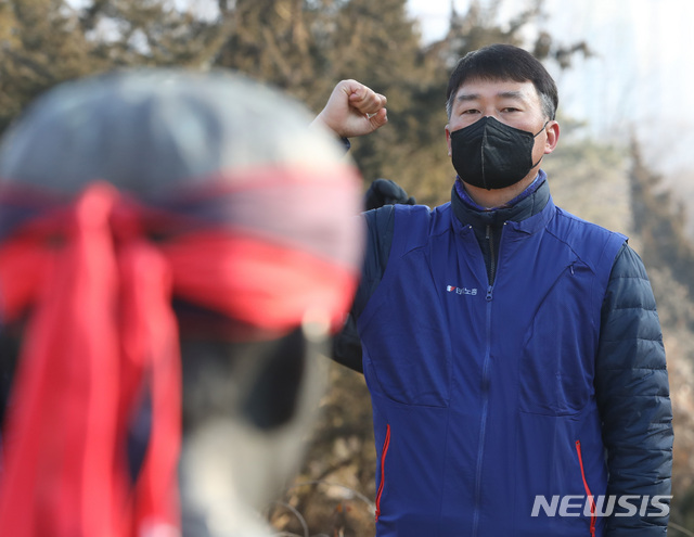 [남양주=뉴시스]조수정 기자 = 양경수 전국민주노동조합총연맹 위원장이 4일 오전 경기 남양주 마석 모란공원 민족민주열사묘역 전태일 열사 묘소에서 열린 2021년 민주노총 시무식에서 구호를 외치고 있다. 2021.01.04. chocrystal@newsis.com