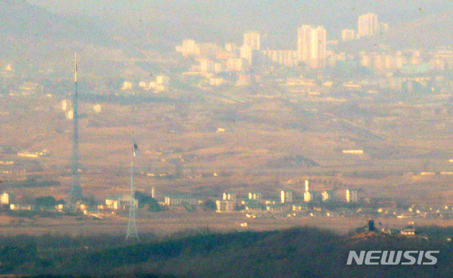 [파주=뉴시스]김선웅 기자 = 북한이 1월 초에 열기로 한 노동당 8차 대회 개최 동향이 아직 나타나지 않고 있는 가운데 4일 경기 파주시 파평산에서 바라본 북측 기정동 선전마을에 적막이 흐르고 있다. 2021.01.04. mangusta@newsis.com