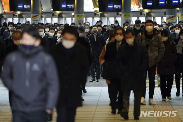 [도쿄=AP/뉴시스]4일 일본 도쿄의 한 기차역에서 출근길 시민들이 몰려 나오고 있다. 스가 요시히데 총리는 코로나19의 확산을 막기 위해 도쿄도 등 수도권 4개 지역에 긴급사태 선언을 검토하겠다고 발표했다. 2021.01.04. 