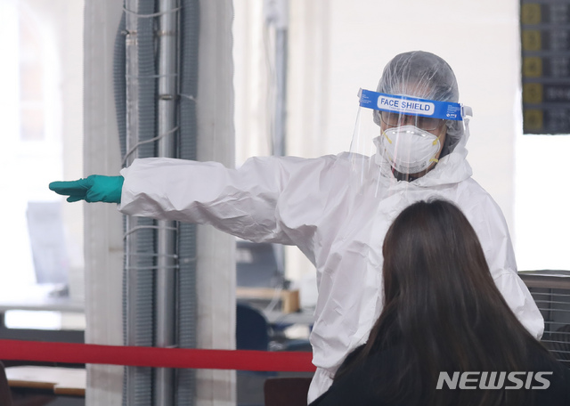 [서울=뉴시스] 고승민 기자 = 4일 서울 강남구보건소 신종 코로나바이러스 감염증(코로나19) 선별진료소에서 의료진이 업무를 하고 있다. 2021.01.04. kkssmm99@newsis.com