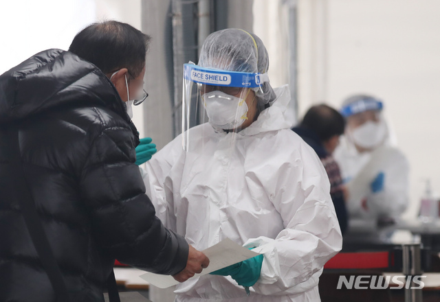 [서울=뉴시스] 고승민 기자 = 질병관리청 중앙방역대책본부에 따라 0시 기준 코로나19 누적 확진자가 1020명으로 집계된 4일 서울 강남구보건소 선별진료소에서 의료진이 업무를 하고 있다. 2021.01.04. kkssmm99@newsis.com