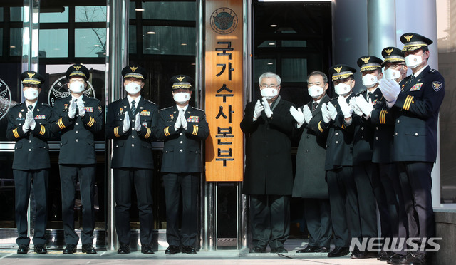 [서울=뉴시스] 박미소 기자 = 김창룡 경찰청장(왼쪽 네번째)과 박정훈 국가경찰위원장(왼쪽 다섯번째)을 비롯한 참석자들이 4일 오전 서울 서대문구 경찰청 북관에서 열린 국가수사본부(국수본) 현판식에서 박수를 치고 있다. (공동취재사진) 2021.01.04. photo@newsis.com