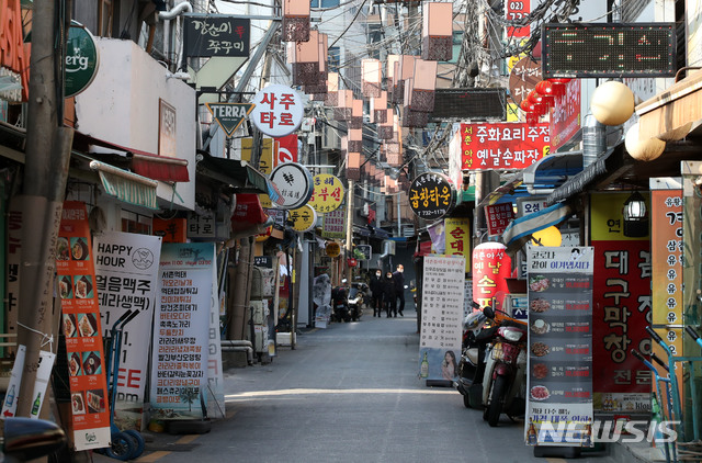 [서울=뉴시스] 박주성 기자 = 5인 이상 사적 모임 금지가 전국적으로 확대된 지난 4일 오후 서울 종로구 세종마을음식문화거리에 점심시간인데도 한산한 모습을 보이고 있다. 2021.01.04. park7691@newsis.com