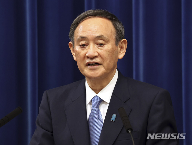 [도쿄=AP/뉴시스] 지난 4일 스가 요시히데 일본 총리가 도쿄 총리 관저에서 기자회견을 열고도쿄도·사이타마 현·지바 현·가나가와 현 등 수도권 4개 지역에 신종 코로나바이러스 감염증(코로나19) 긴급사태 선언 발령을 검토하겠다고 발표했다. 2021.01.04.