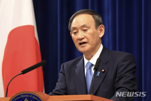 [도쿄=AP/뉴시스] 4일 스가 요시히데 일본 총리가 도쿄 총리 관저에서 기자회견을 열고도쿄도·사이타마 현·지바 현·가나가와 현 등 수도권 4개 지역에 신종 코로나바이러스 감염증(코로나19) 긴급사태 선언 발령을 검토하겠다고 발표했다. 2021.01.04. 