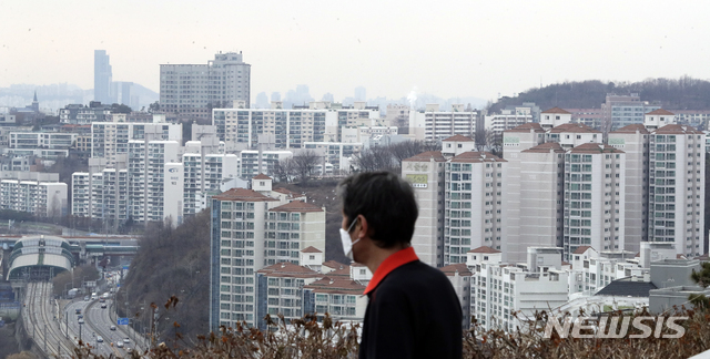 [서울=뉴시스]최진석 기자 = 서울 성동구 응봉산에서 바라본 도심 아파트 단지의 모습. 2021.01.04. myjs@newsis.com