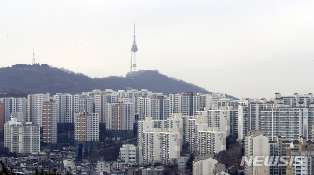 [서울=뉴시스]최진석 기자 = KB주택가격동향 통계에 따르면 지난달 서울 아파트 평균 매매가격이 처음으로 3.3㎡당 4,000만원을 넘어선 것으로 나타났다. 사진은 4일 오후 서울 성동구 응봉산에서 바라본 도심 아파트 단지의 모습. 2021.01.04. myjs@newsis.com